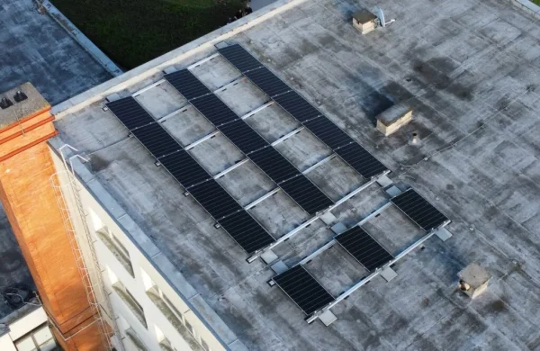 Ako pripraviť strechu na montáž fotovoltiky vo firme a ako predchádzame jej poškodeniu